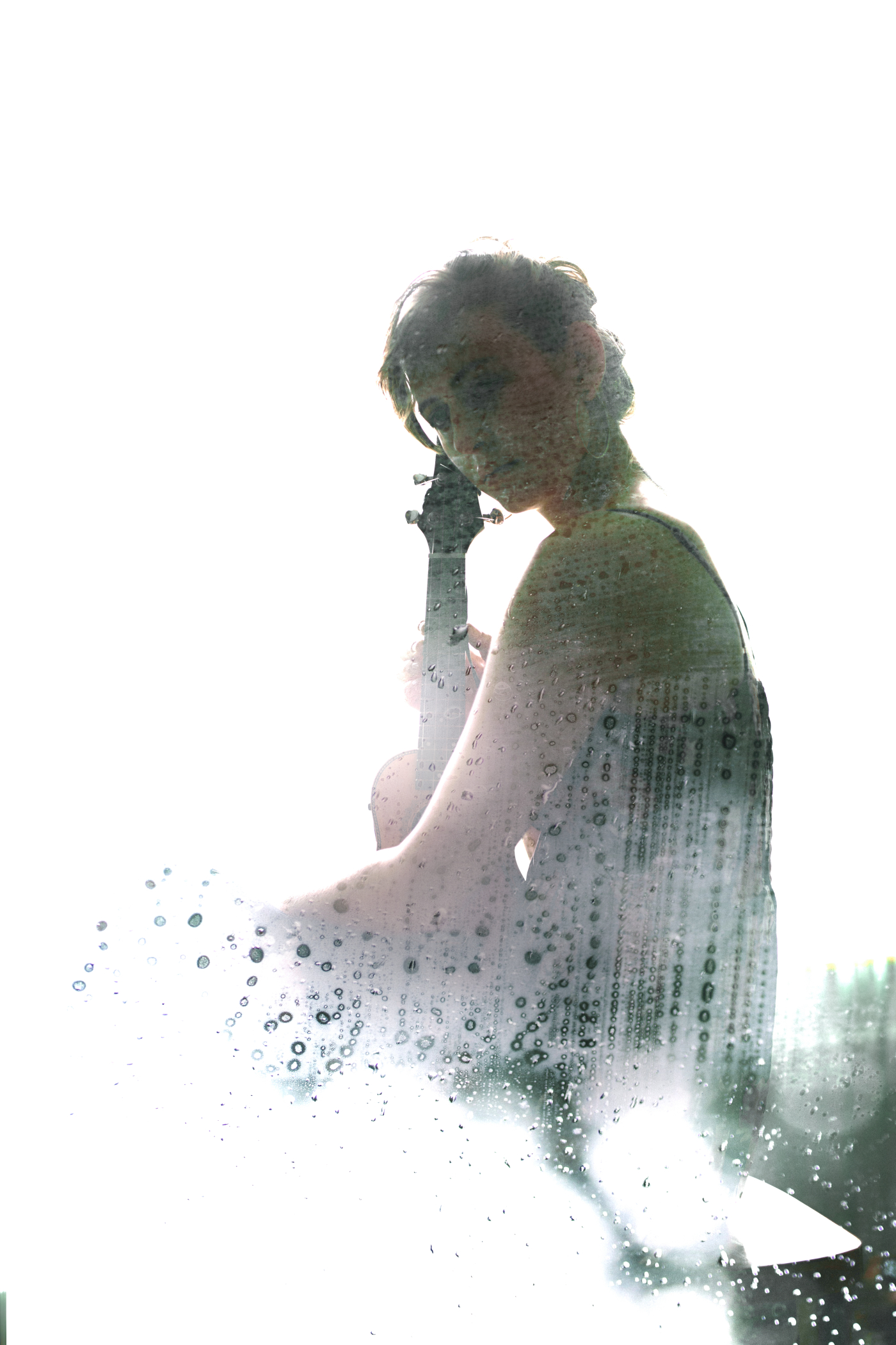 Photoshoot singer with ukulele
